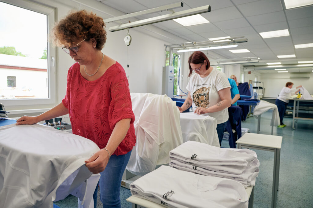 Unsere Mitarbeiter in der Wäscherei in arbeiten gemeinsam an den Aufträgen der Kunden aus Berlin und Brandenburg.