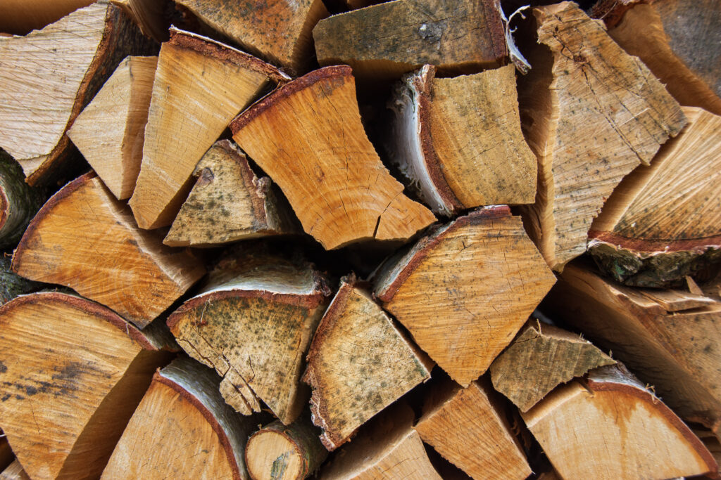 In der Grünlandpflege verkaufen wir Brennholz.
