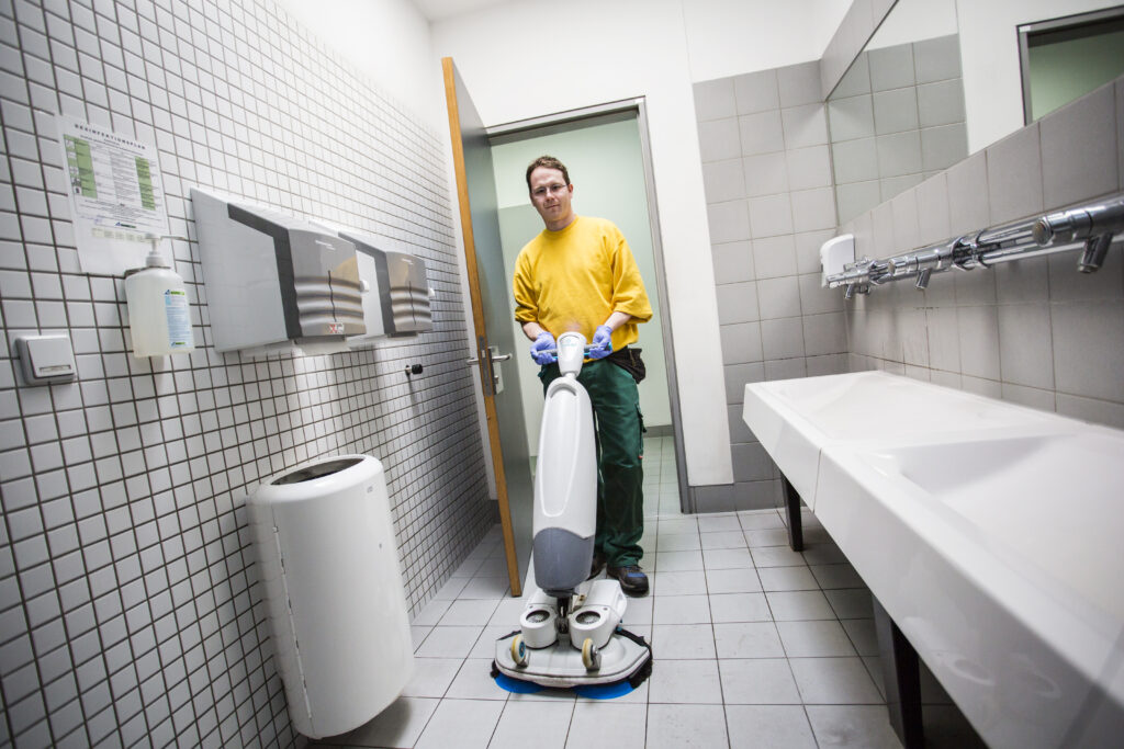 Wir saugen und wischen Räume in der Hauswirtschaft gründlich.